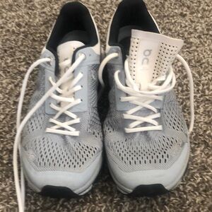 Oc tennis shoes size 6.5 like new